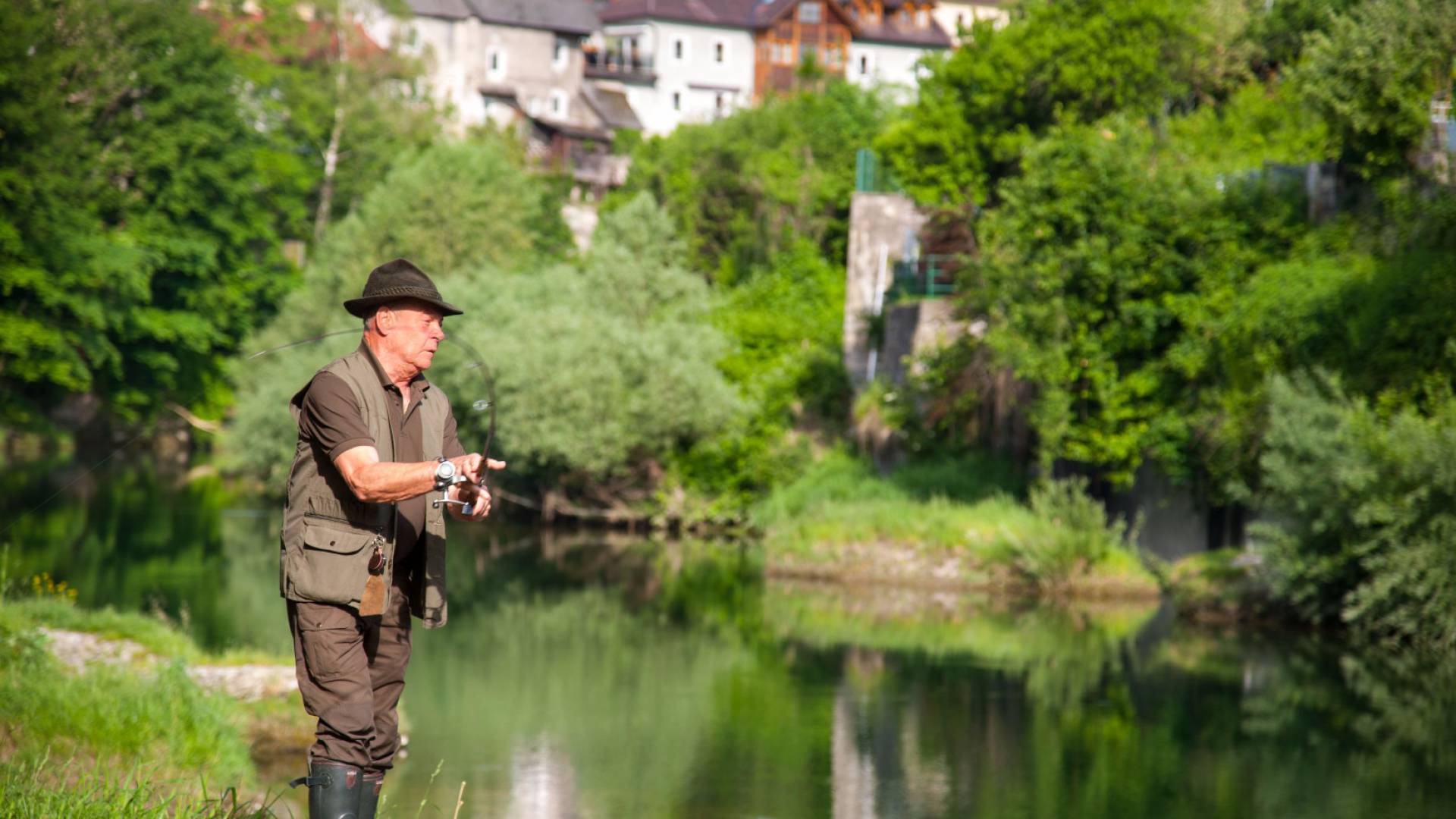 Mann beim Fliegenfischen in Waidhofen