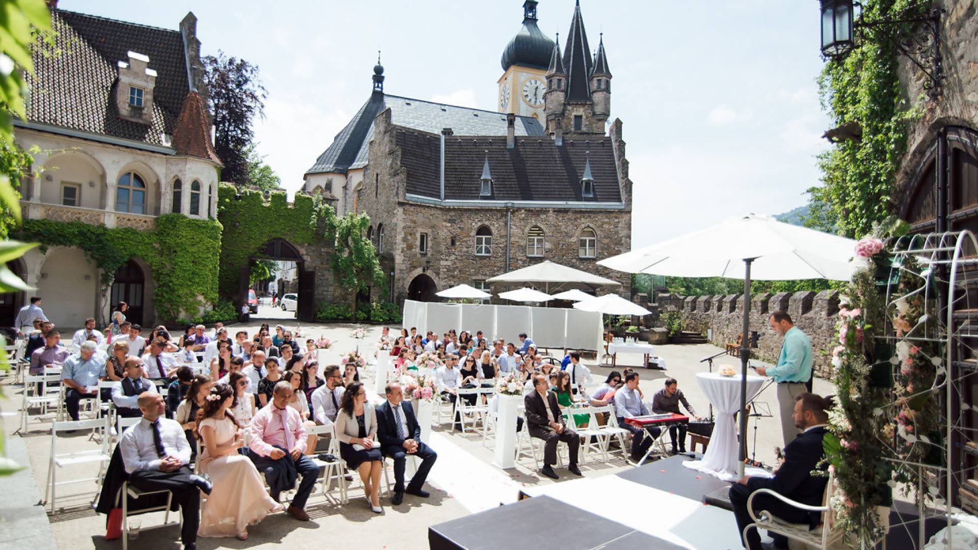 Standesamtliche Trauung im Arkadenhof vom Rothschildschloss