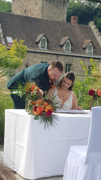 Hochzeitspaar im Garten vom Schloss an der Eisenstrasse